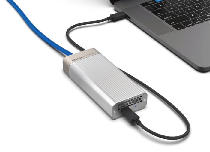 QNAP USB 4 Thunderbolt 3/4 10GbE RJ45