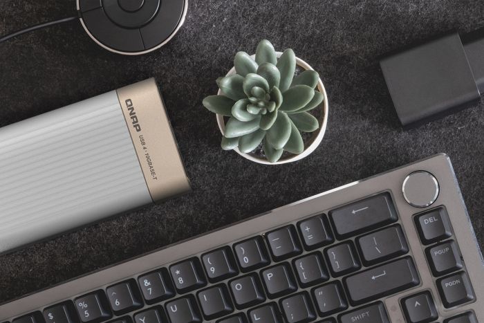 QNAP USB 4 Thunderbolt 3/4 10GbE RJ45